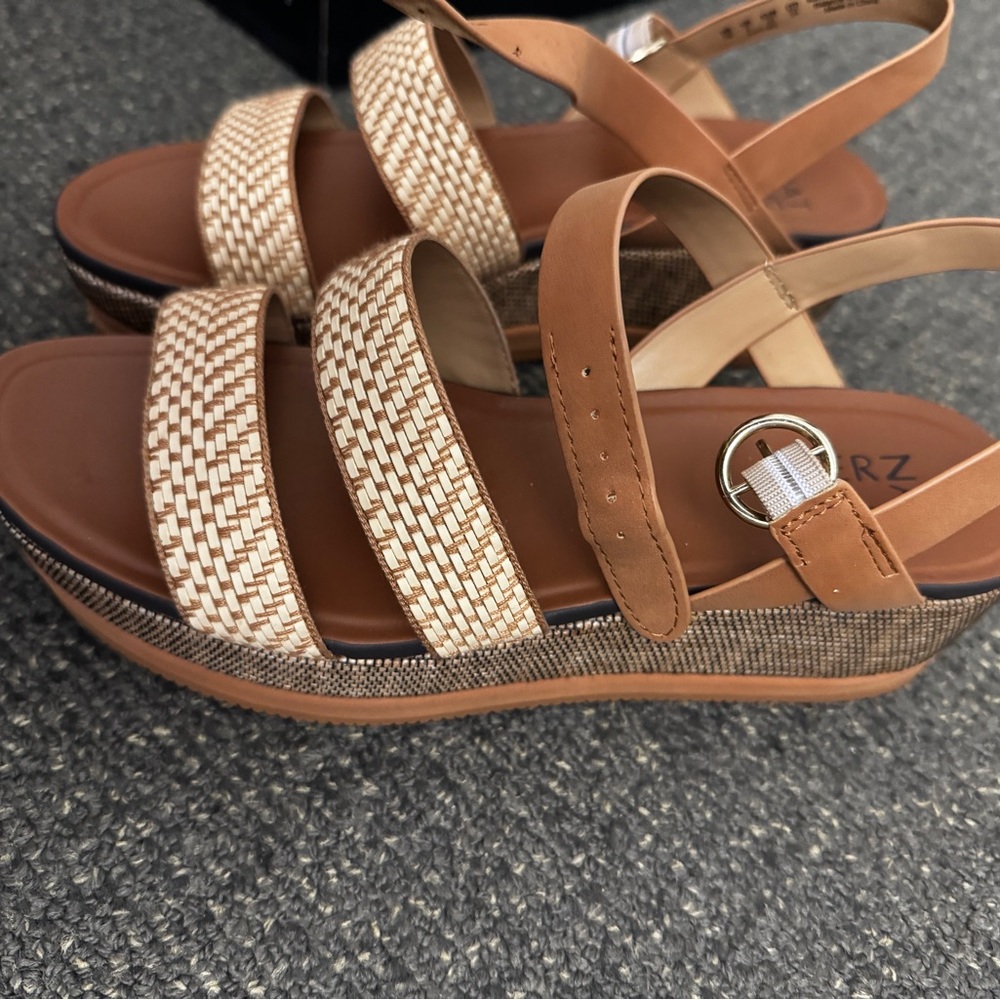 New Naturalizer Tan Brown Sandals with Woven Straps never worn - Picture 3 of 7